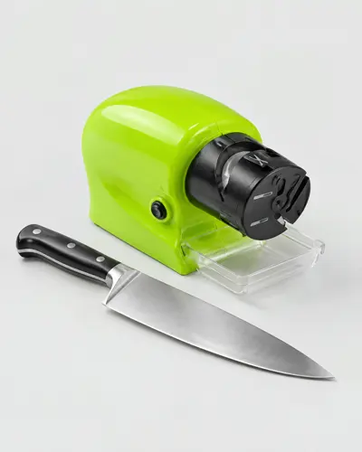 Amolador elétrico de facas verde com cabeça preta, ao lado de uma faca de chef