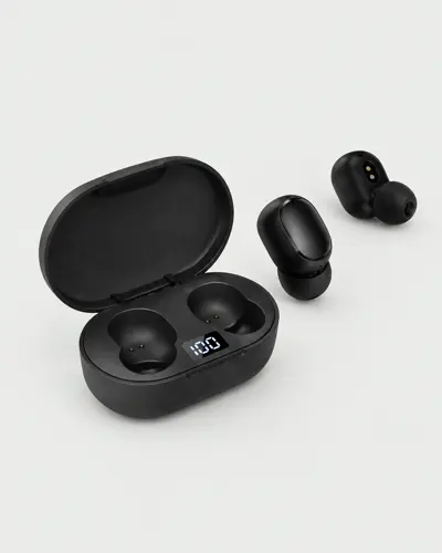 Fones de ouvido sem fio pretos ao lado do estojo aberto com visor de bateria