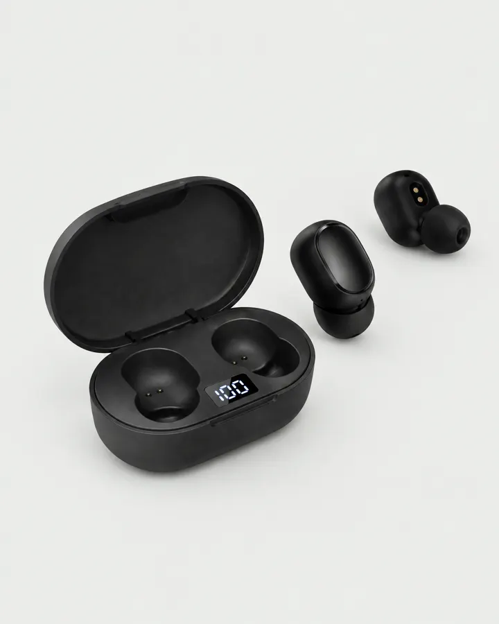 Fones de ouvido sem fio pretos ao lado do estojo aberto com visor de bateria